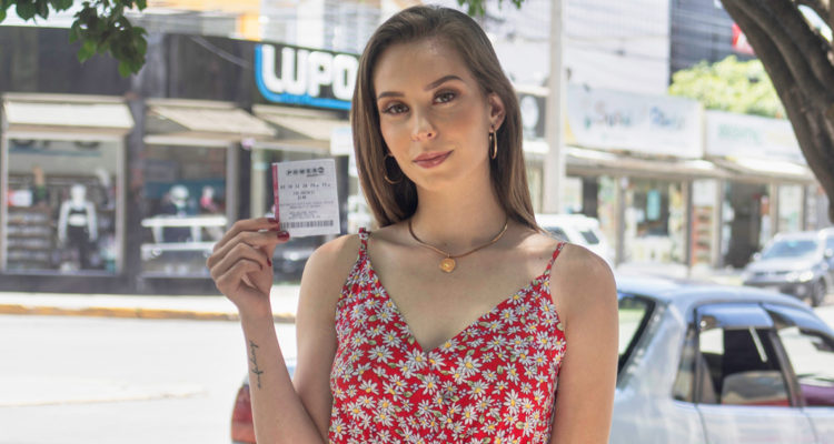 Mujer mostrando boleto de lotería Powerball