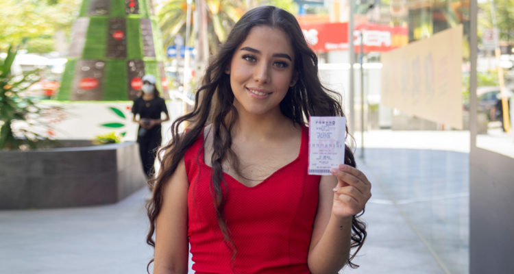 Mujer con boleto del Powerball