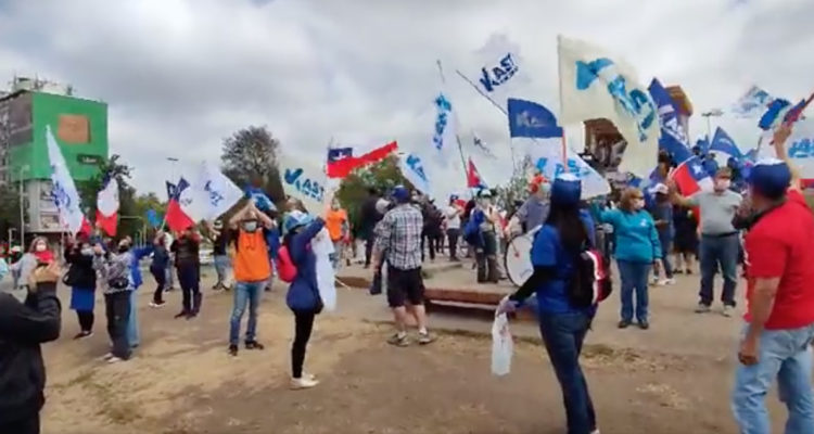 Adherentes de Boric atacan a manifestantes de Kast en Plaza Baquedano