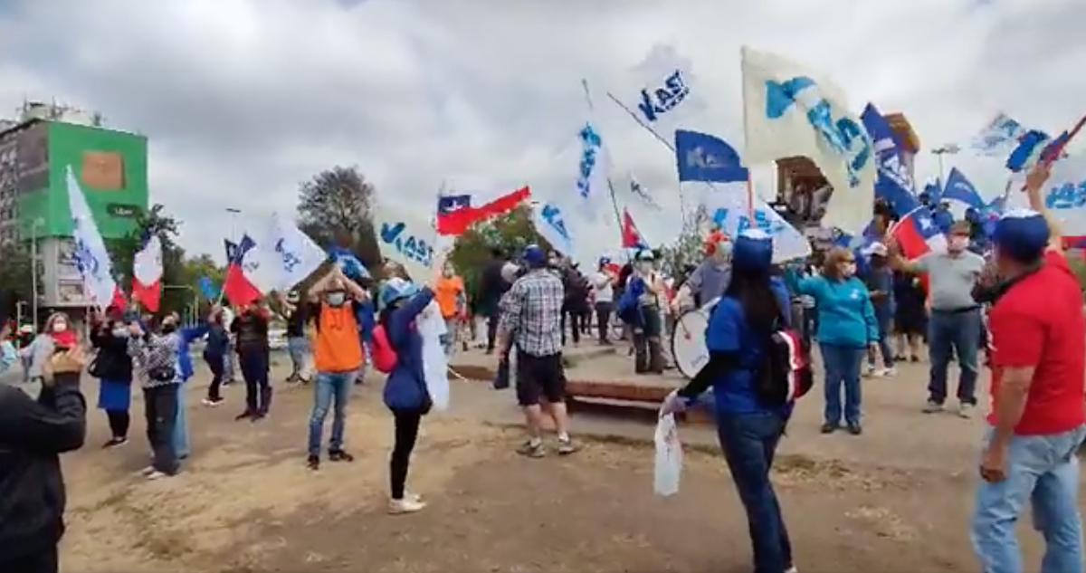 Adherentes de Boric atacan a manifestantes de Kast en Plaza Baquedano