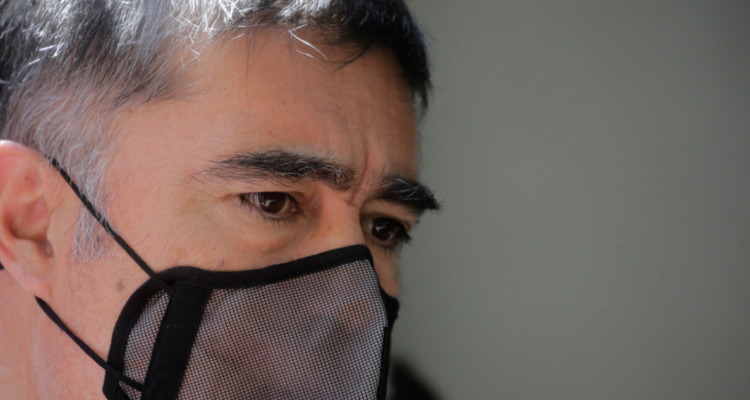 Mario Desbordes usando mascarilla