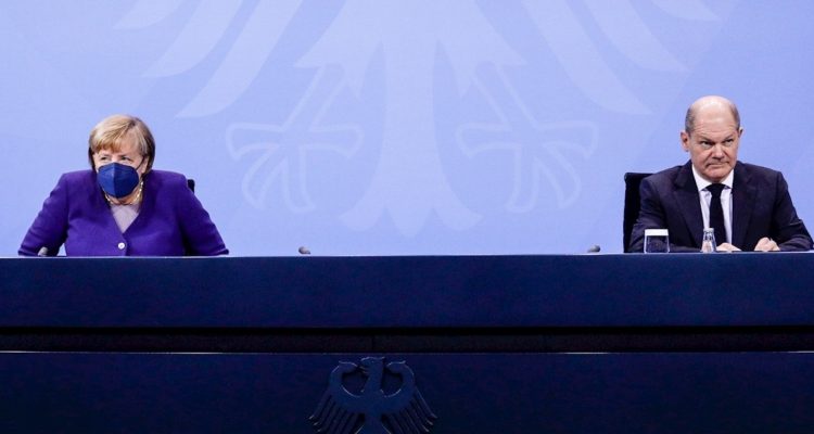 Merkel y Scholz en la conferencia de prensa.