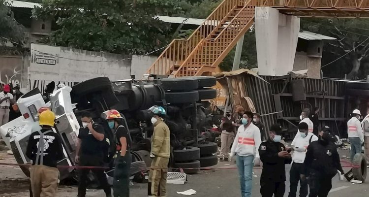 Sitio del accidente, con el camión volcado y rescatistas trabajando.