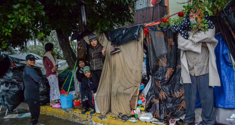 Migrantes viviendo en condiciones precarias en Tijuana, México.