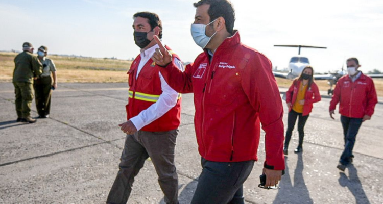 Ministro Rodrigo Delgado caminando