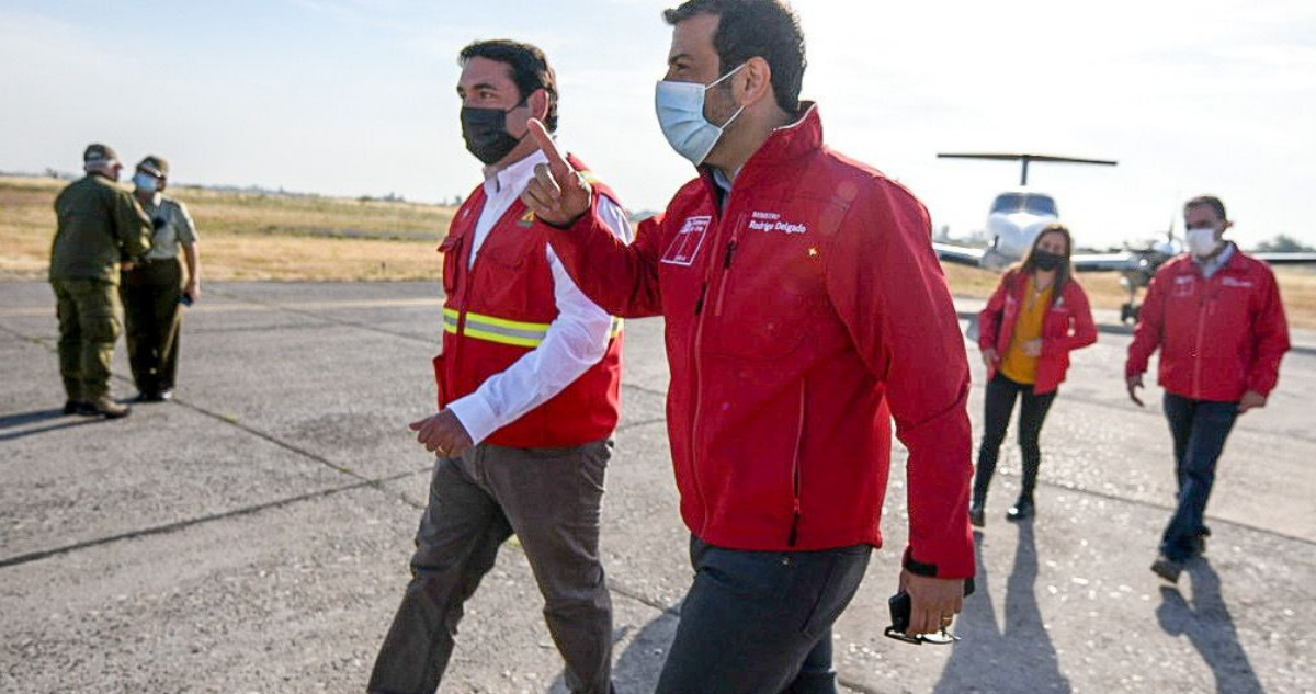 Ministro Rodrigo Delgado caminando