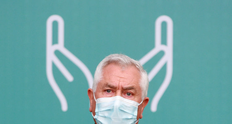 Foto del ministro Paris luego que el Minsal cerrara 2021 reportando un alza de contagios