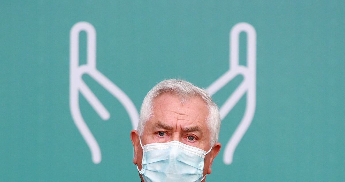 Foto del ministro Paris luego que el Minsal cerrara 2021 reportando un alza de contagios
