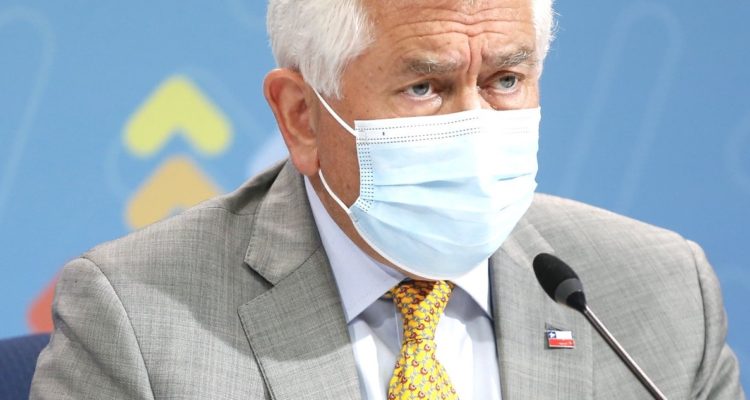 Dr Paris, jefe del Minsal, reporta contagios nuevos con fuerte caída del testeo