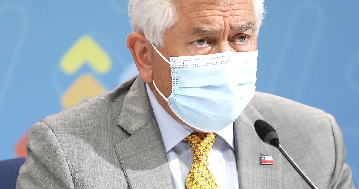 Dr Paris, jefe del Minsal, reporta contagios nuevos con fuerte caída del testeo