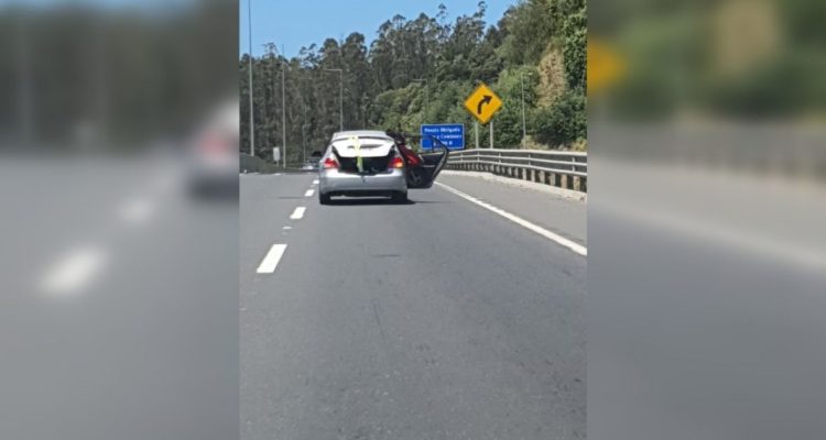 Auto con moto: peligrosa maniobra en carretera llama la antencion