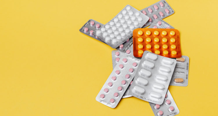 En la imagen se ven muchas tiras de medicamentos en pastillas de diferentes tipos.