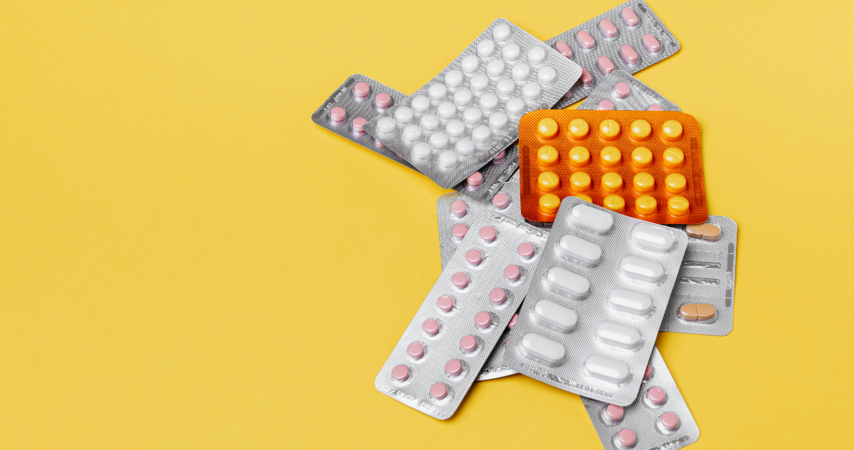 En la imagen se ven muchas tiras de medicamentos en pastillas de diferentes tipos.
