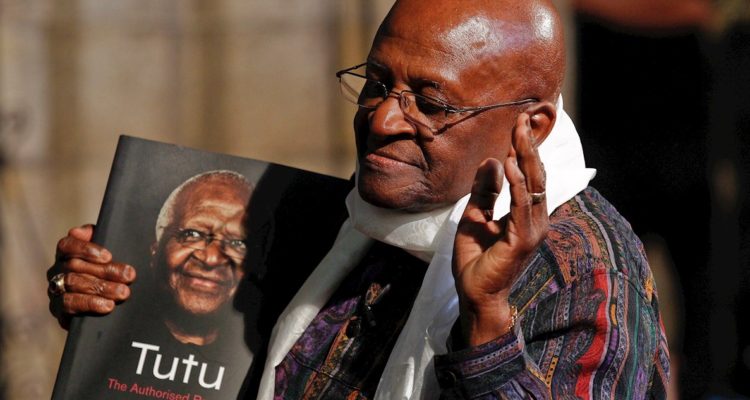 El arzobispo emérito sudafricano Desmond Tutu, premio Nobel de la Paz de 1984, en una fotografía de archivo.