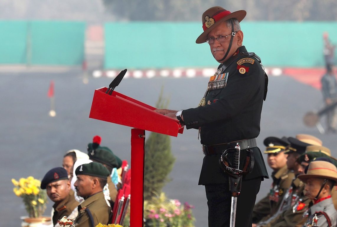 El jefe del Estado Mayor indio, el General Bipin Rawat (c), pronuncia un discurso durante la celebración del Día del Ejército de India en Nueva Delhi (India), en 2018.