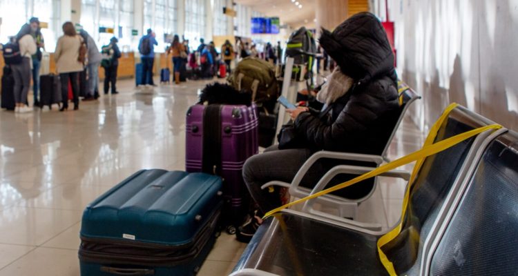 Mujer en el Aeropuerto de Santiago