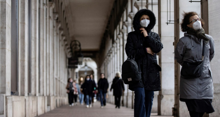 Dos mujeres usando mascarilla en la calle para evitar contagios por la variante Ómicron del covid-19.