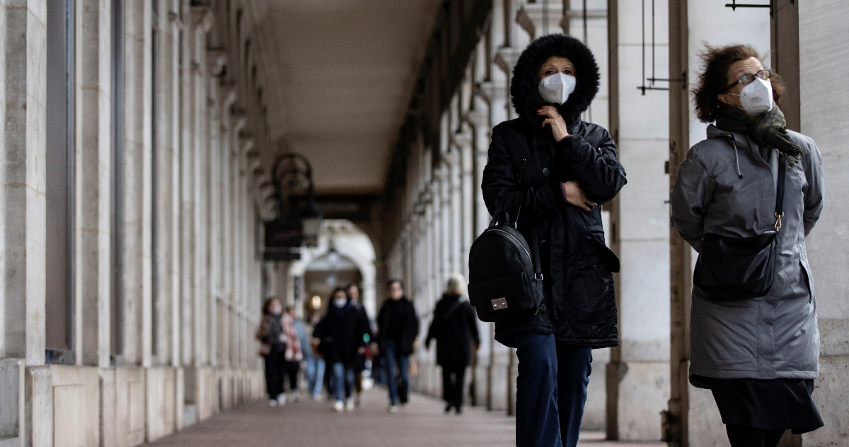 Dos mujeres usando mascarilla en la calle para evitar contagios por la variante Ómicron del covid-19.