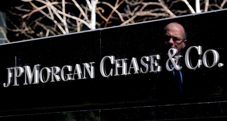 Multan a JP Morgan por usar Whatsapp y no respaldar acuerdos que se hayan tomado por esa vía