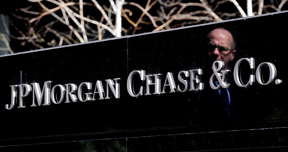 Multan a JP Morgan por usar Whatsapp y no respaldar acuerdos que se hayan tomado por esa vía
