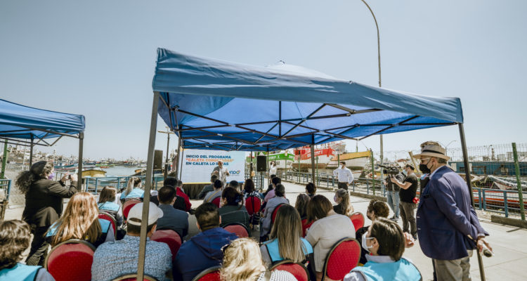 Mundo en caleta Lo Rojas