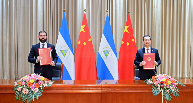 Los representantes de Nicaragua y China anunciando el acuerdo.