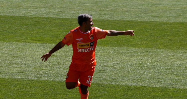 Nicolás Maturana festejando un gol