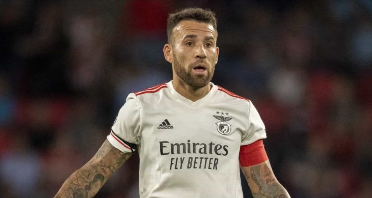 Nicolás Otamendi jugando por Benfica.