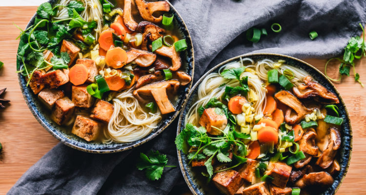 Dos platos con verduras en una comida japonesa.