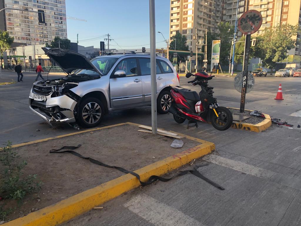 Auto Chery que colisionó con una moto en Ñuñoa.