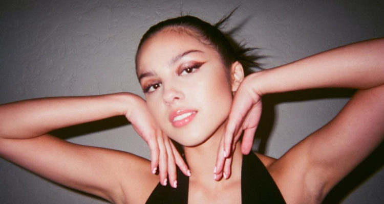 La artista Olivia Rodrigo posando para la cámara.