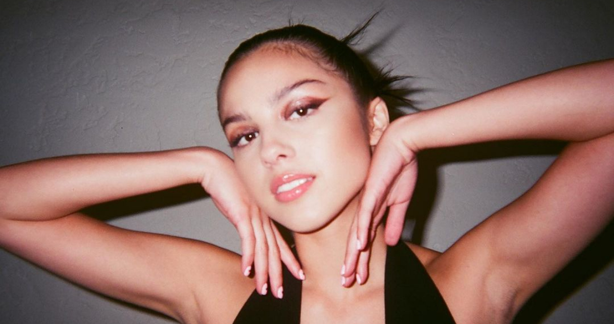 La artista Olivia Rodrigo posando para la cámara.