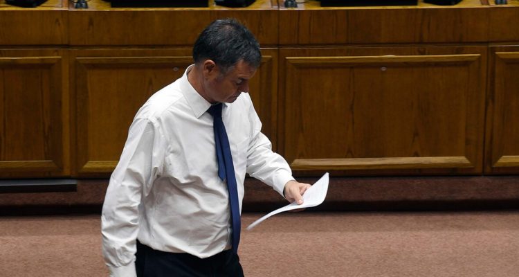 Manuel Jose Ossandón durante una sesión del senado en el congreso nacional.