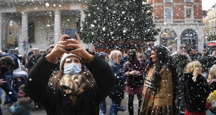 Londinenses se preparan para una Navidad en pandemia.
