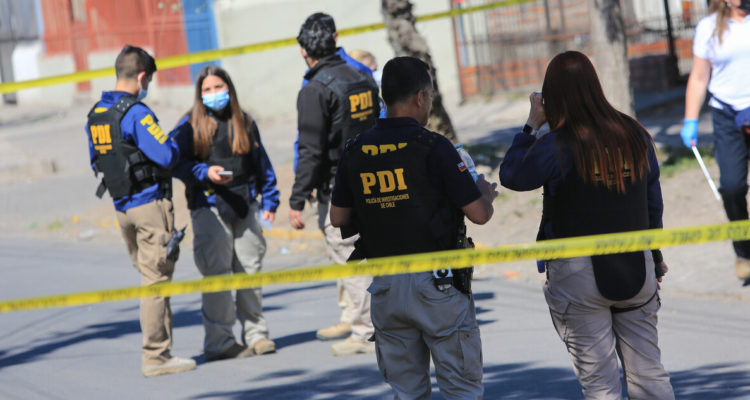 Foto de personal PDI, que investiga posible triple homicidio en Talca