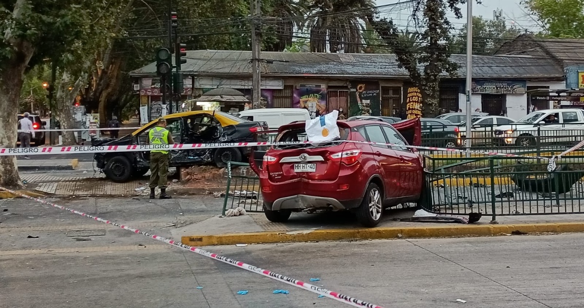 Pasajera de taxi muere en Ñuñoa tras colisión con delincuentes que iban en auto robado