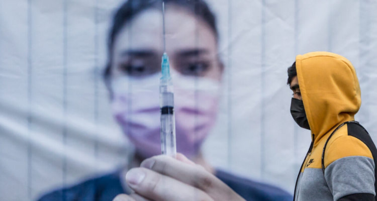 Persona con mascarilla en la calle