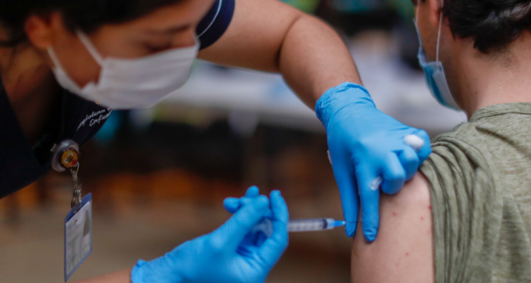 Persona siendo vacunada