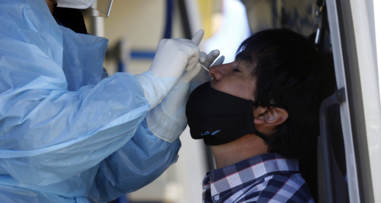Persona haciéndose PCR