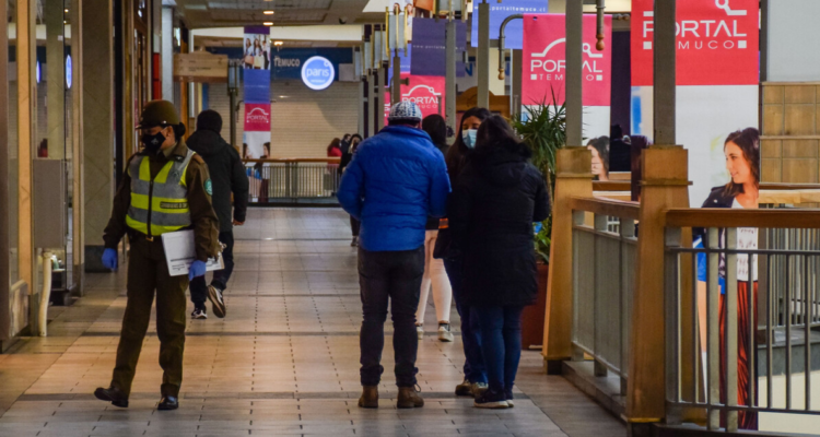 Personas en el mall.