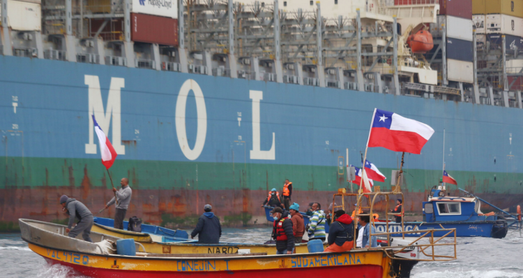 Pescadores de Quintero alertan posible desabastecimiento mientras esperan respuesta formal de Enap