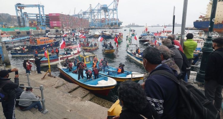 Pescadores movilizados cumplen tercera jornada en Quintero