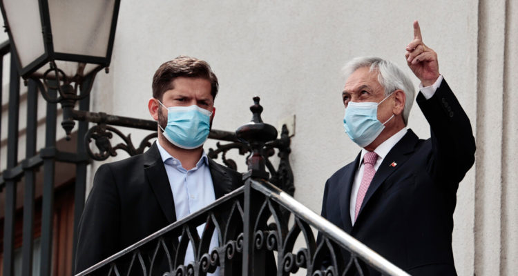 Piñera y Boric en La Moneda, donde lo invitó a su última gira presidencial a Colombia
