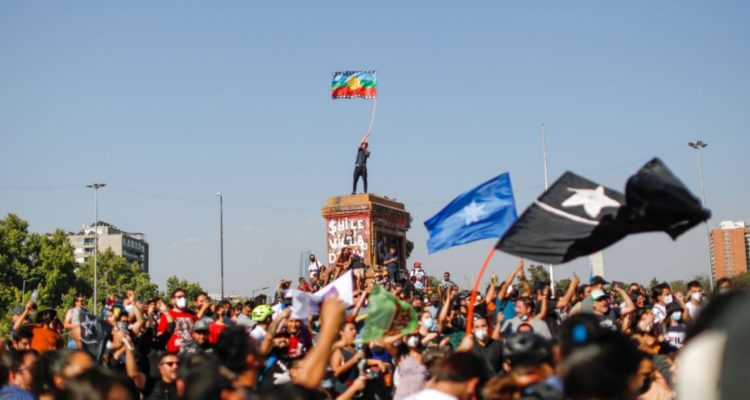 Cientos de personas se reúnen en Plaza Baquedano