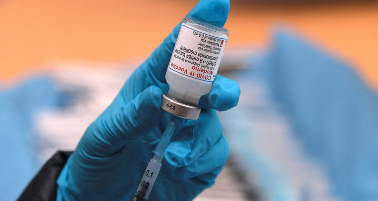 Personal de salud prepara una vacuna contra el covid-19.