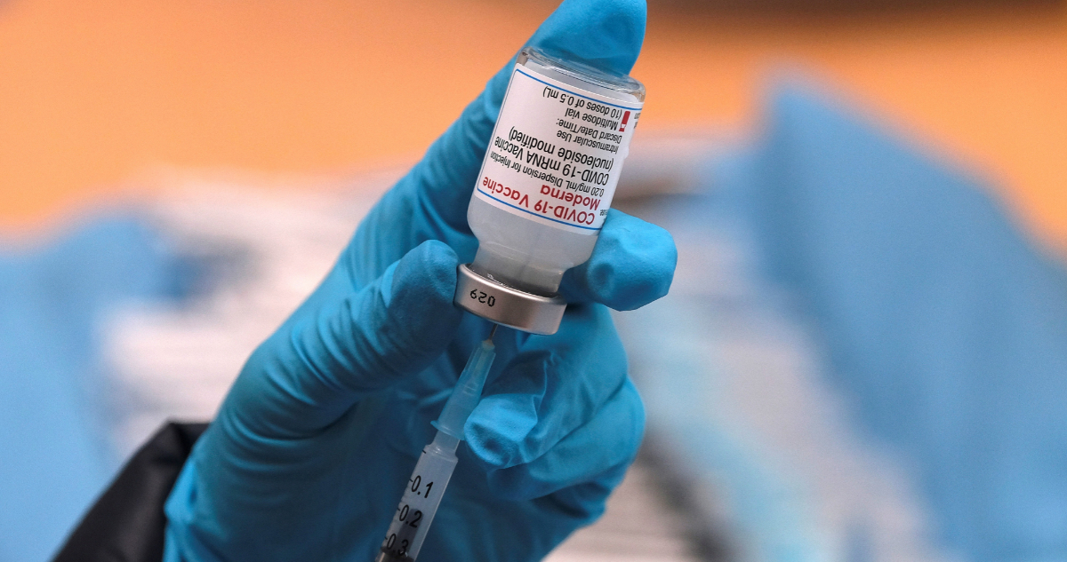 Personal de salud prepara una vacuna contra el covid-19.