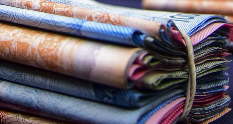 Foto de contexto de billetes tras presentación de proyecto para retiro del 100% de AFP