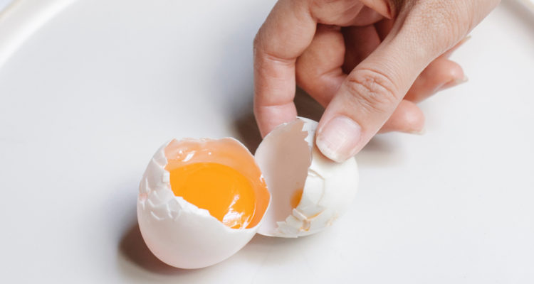 Un huevo crudo en un plato.