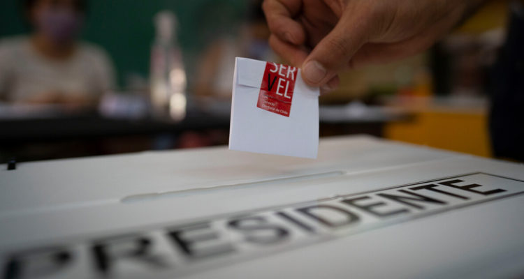 Persona deposita voto en elección 2021