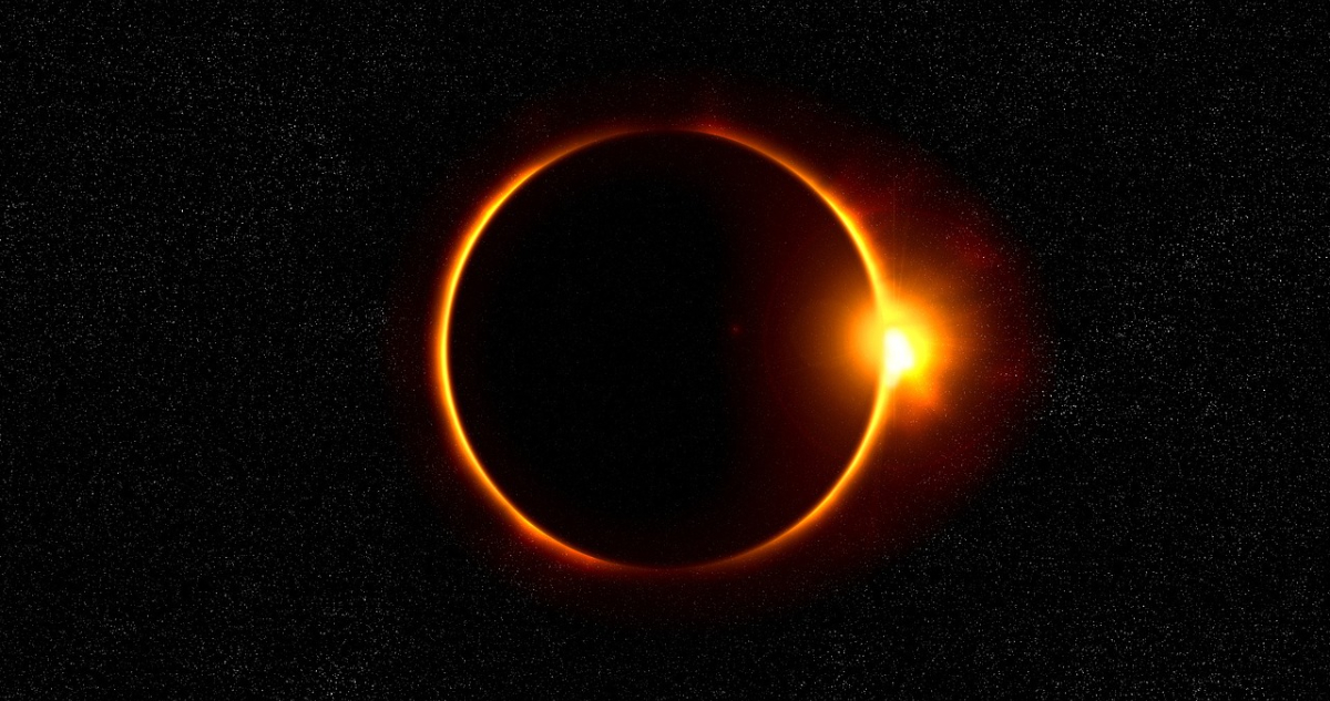 El Sol tapado por completo en una fotografía de un eclipse.